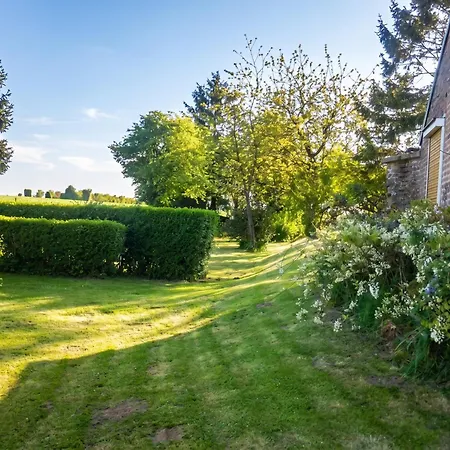 Maison De Charme à Avec Jardin Clôturé Et Cheminée